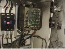 停止操作不可の為、電源装置(P/U)のリセットボタンの配線を外し絶縁。